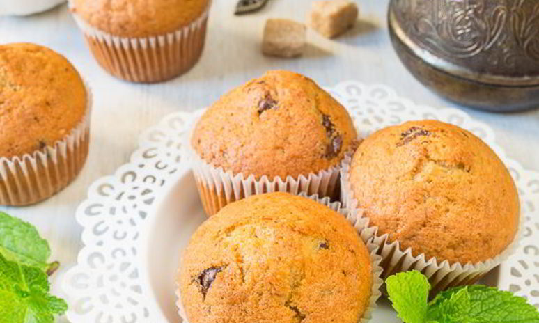 Рецепт йогуртовых вишневых кексиков с шоколадной крошкой