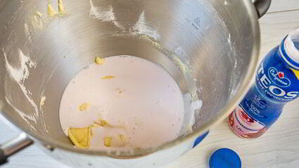 йогуртовые вишневые кексики с шоколадной крошкой