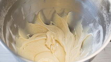 йогуртовые вишневые кексики с шоколадной крошкой