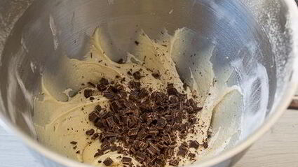 йогуртовые вишневые кексики с шоколадной крошкой