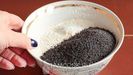 кекс с маком и изюмом