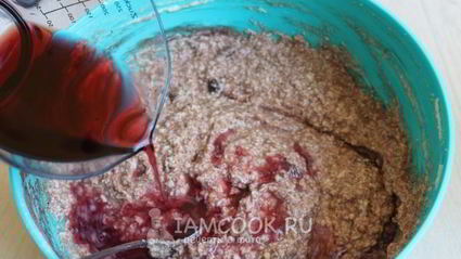 кекс с шоколадом и красным вином
