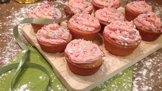 Клубничные капкейки