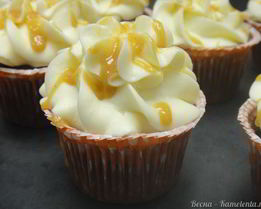 Шоколадно-кофейный капкейк с пряной карамелью