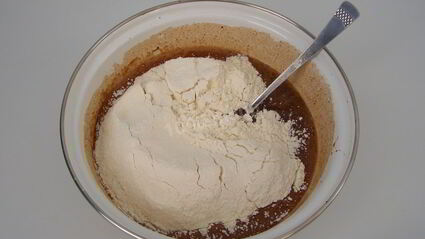 шоколадный кекс с изюмом и орехами