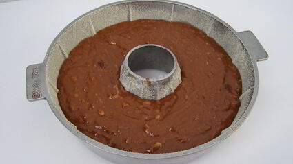 шоколадный кекс с изюмом и орехами