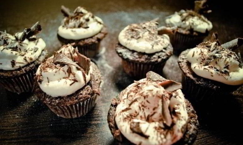 Рецепт шоколадных капкейков с вишней