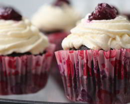 Шоколадные кексы с творожным кремом и вишней