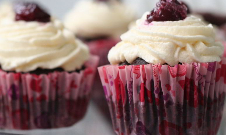 Рецепт шоколадных кексов с творожным кремом и вишней