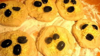 хлеб закусочный с оливками и сыром