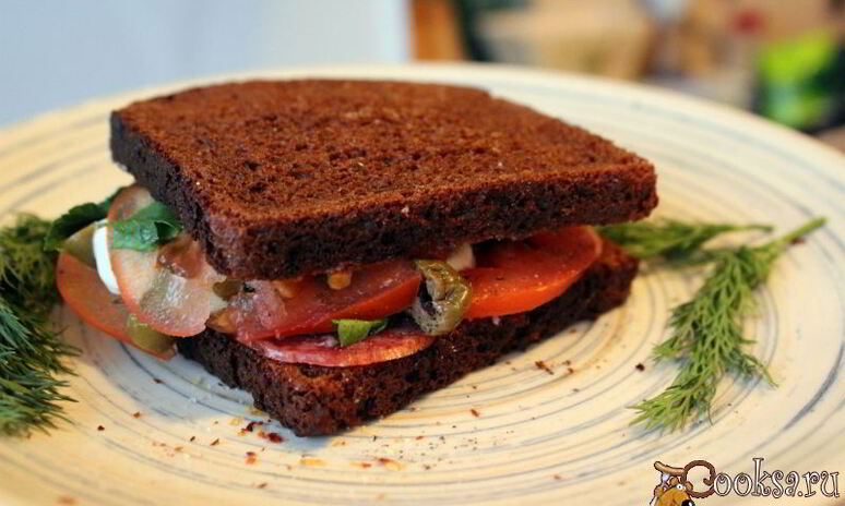 Рецепт сендвича из ржаного хлеба с салями и помидором