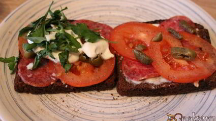 сендвич из ржаного хлеба с салями и помидором