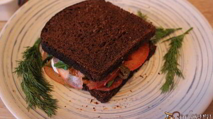 сендвич из ржаного хлеба с салями и помидором