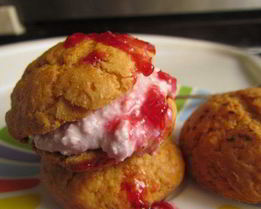 Сконы с корицей и начинкой из творога и малины