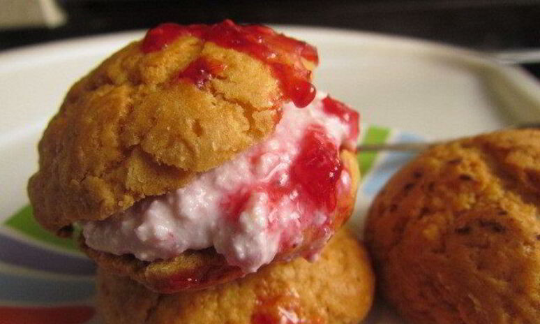 Рецепт сконов с корицей и начинкой из творога и малины