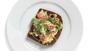 Тосты из ржаного хлеба с раковым салатом