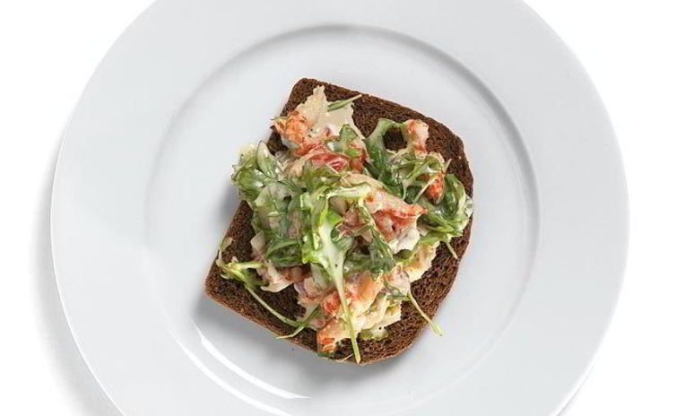 Рецепт тостов из ржаного хлеба с раковым салатом