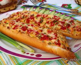 Запеченный багет с колбасой и помидорами