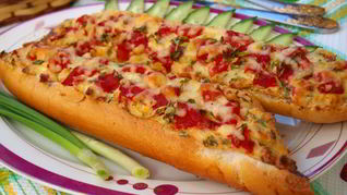 Запеченный багет с колбасой и помидорами