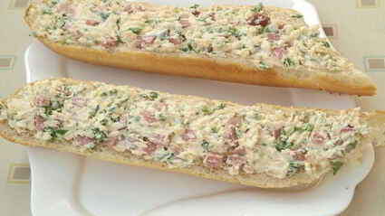 запеченный багет с колбасой и помидорами