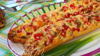 запеченный багет с колбасой и помидорами