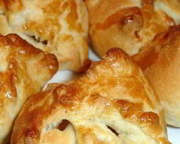 Конвертики с яблоком, изюмом и корицей