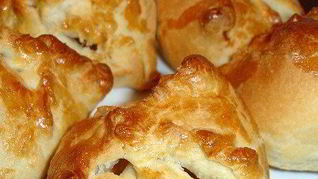 Конвертики с яблоком, изюмом и корицей