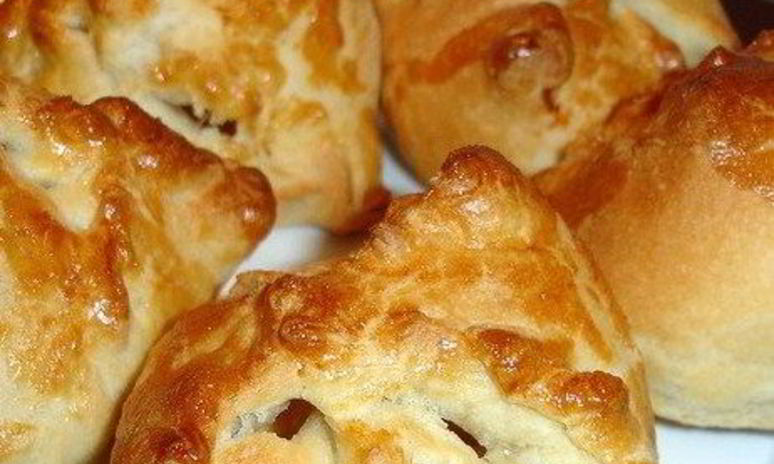 Рецепт конвертиков с яблоком, изюмом и корицей