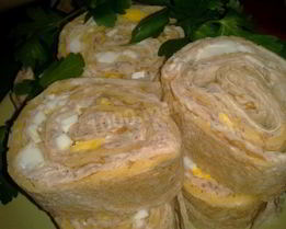 Фаршированный лаваш с рыбой, сыром, чесноком, зеленью