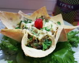 Греча с печенью в корзинке из лаваша