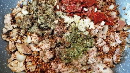 греча с печенью в корзинке из лаваша