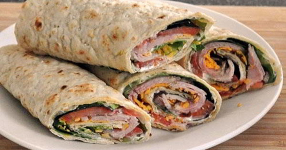 Запеченный бекон в духовке. Запеченный бекон в духовке. Хрустящий рулет. Рулет из лаваша с беконом и сыром. Бекон в духовке на пергаменте.