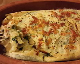 Лаваш с тунцом и шпинатом, запеченный в глиняной тарелке