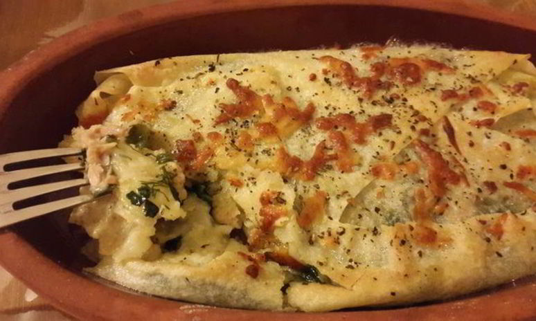 Рецепт лаваша с тунцом и шпинатом, запеченный в глиняной тарелке