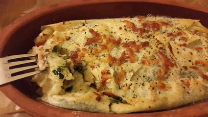 лаваш с тунцом и шпинатом, запеченный в глиняной тарелке