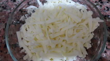 лаваш с тунцом и шпинатом, запеченный в глиняной тарелке