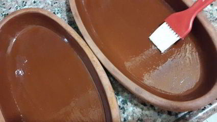 лаваш с тунцом и шпинатом, запеченный в глиняной тарелке