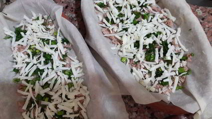 лаваш с тунцом и шпинатом, запеченный в глиняной тарелке