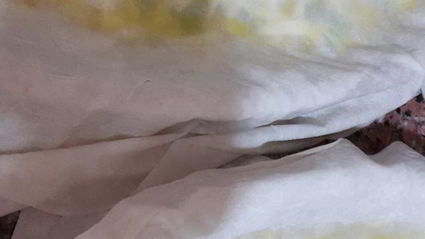 лаваш с тунцом и шпинатом, запеченный в глиняной тарелке