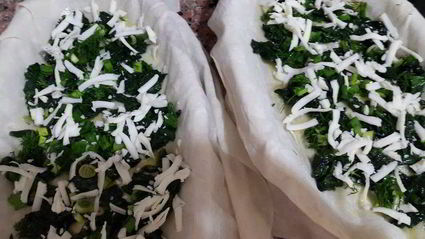 лаваш с тунцом и шпинатом, запеченный в глиняной тарелке