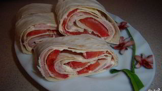 Лаваш с ветчиной и помидорами