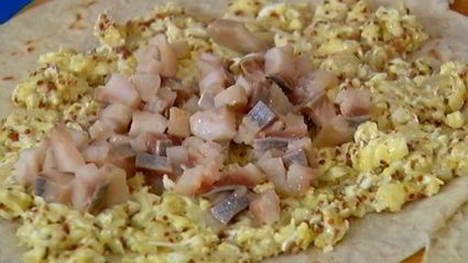 лаваш с яйцом, селедкой и зеленью