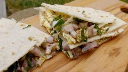 лаваш с яйцом, селедкой и зеленью