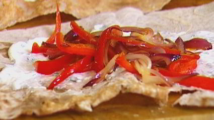 лаваш с жареными яйцами, сладким перцем и луком