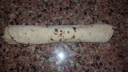 лаваш, запеченный с тунцом, помидорами и сыром