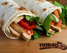 Ролл из лаваша с курицей и овощами