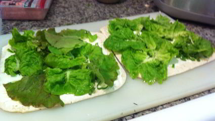 рулетики из лаваша с семгой и ветчиной