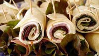 Рулетики из лаваша с ветчиной и вялеными помидорами