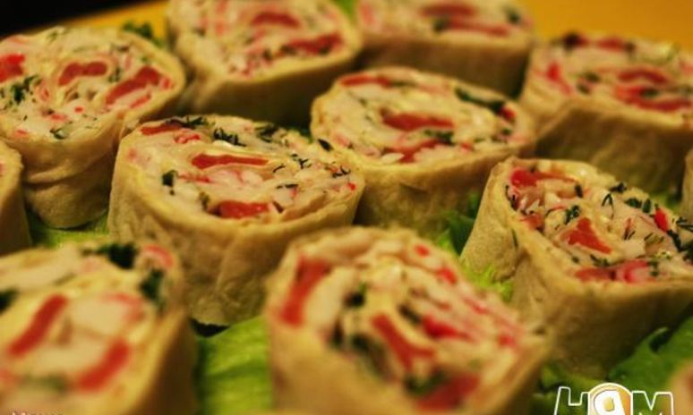 Рецепт рулетов из лаваша с крабовым мясом и красной рыбой