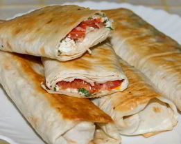 Рулеты из лаваша с творогом и помидорами